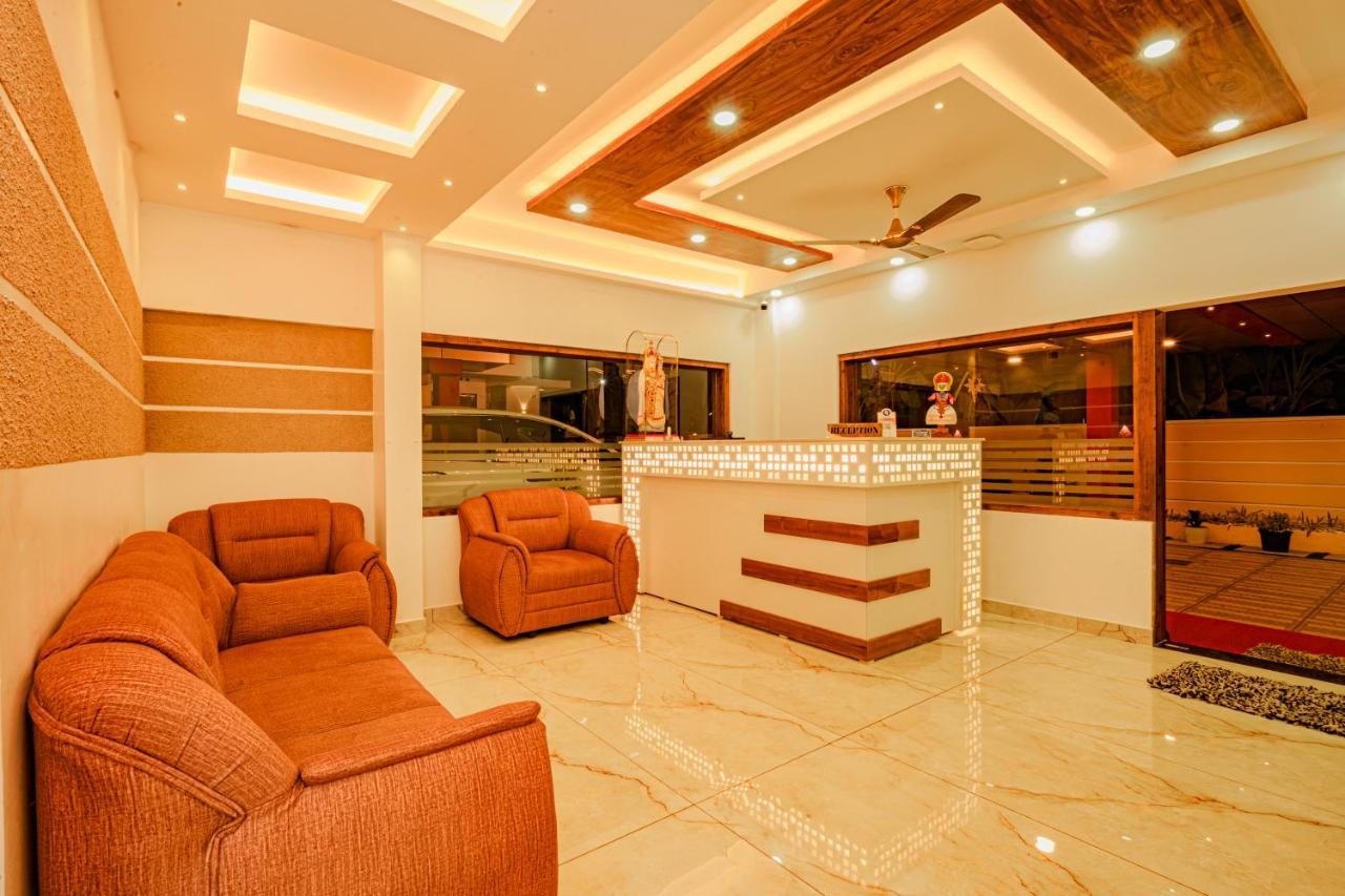 Marina Suites Airport Hotel Kochi Екстер'єр фото