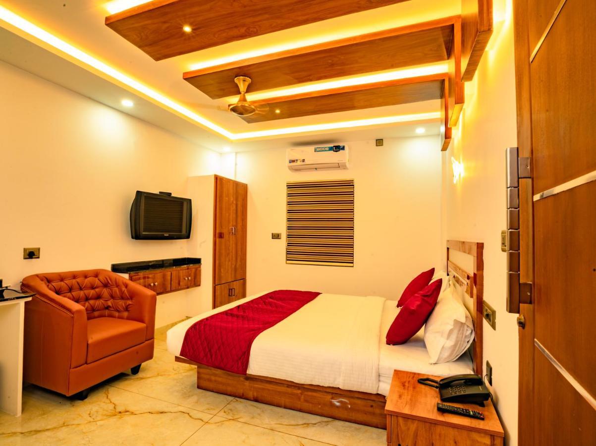 Marina Suites Airport Hotel Kochi Екстер'єр фото