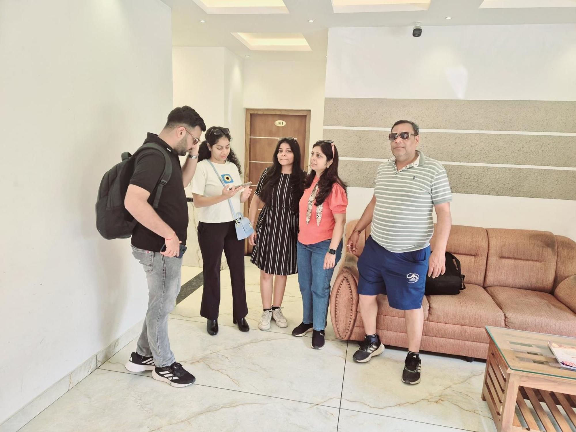 Marina Suites Airport Hotel Kochi Екстер'єр фото